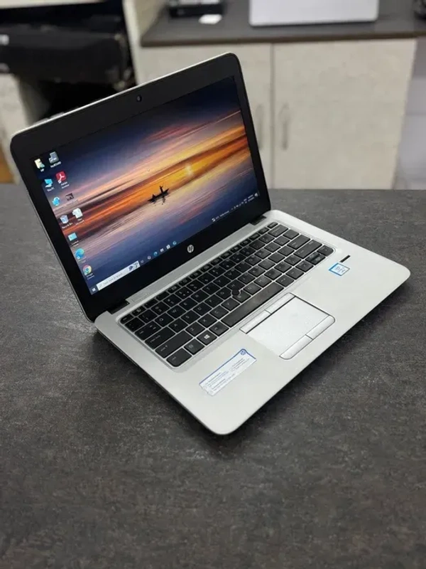 Hp Elitebook 820 g4 - i5 7th gen 8gb ram, 256gb ssd with 12'display, compact laptop