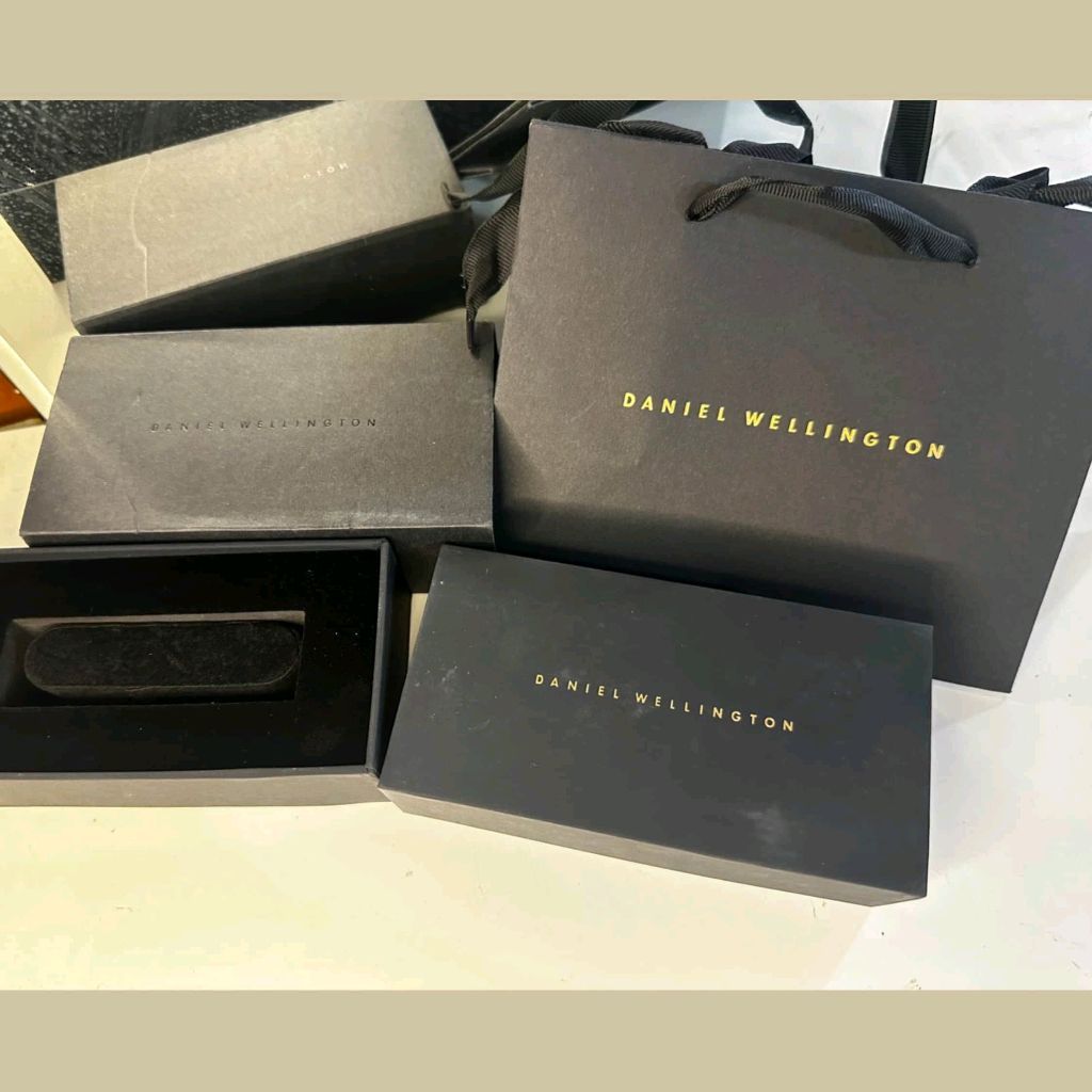 Daniel Wellington Original Box Chic Stylish Packaging