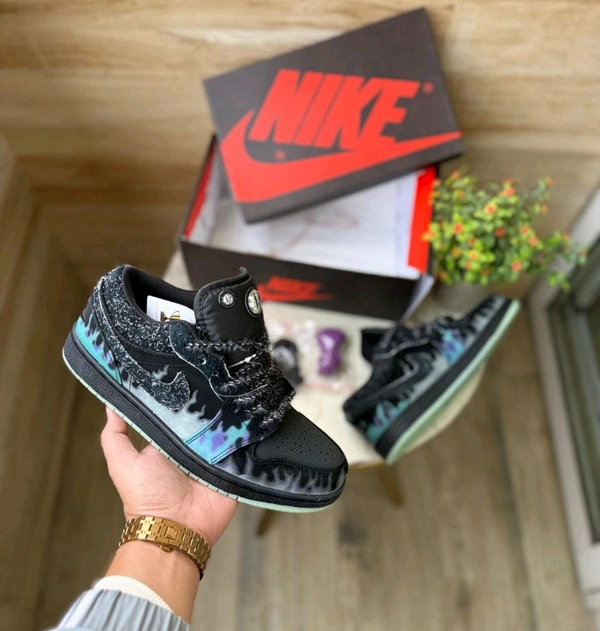 AIR JORDANS 1 LOW HALLOWEEN BLACK CAT - 41