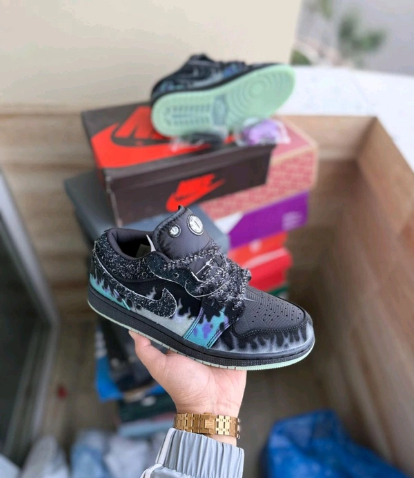 AIR JORDANS 1 LOW HALLOWEEN BLACK CAT - 41
