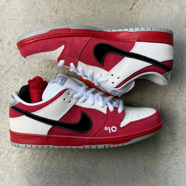 NIKE SB DUNK SKATEBOARD LOW ROLLER DERBY