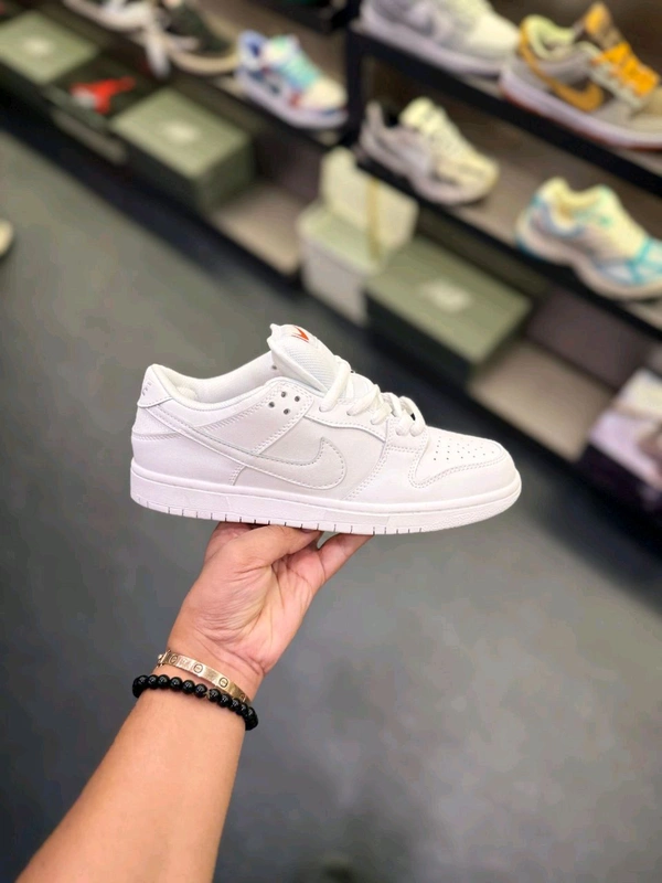 NIKE SB DUNK TRIPPLE WHITE