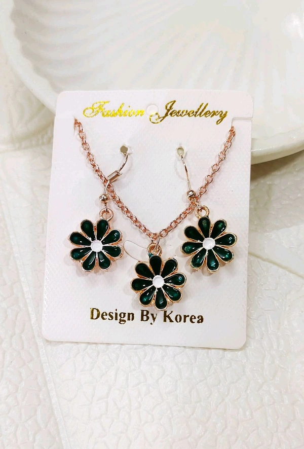 Pretty Floral Pendant Set - Green