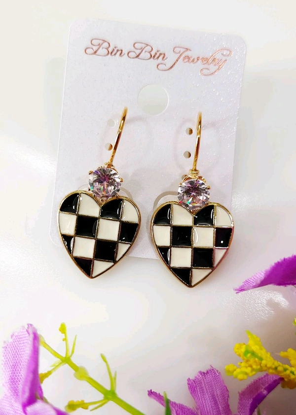 Checkered Heart Drops - Black