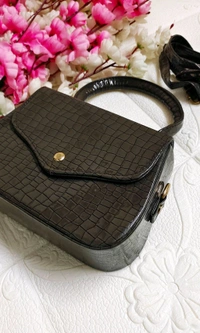 Stylish Croco Pattern Sling Bag - Black