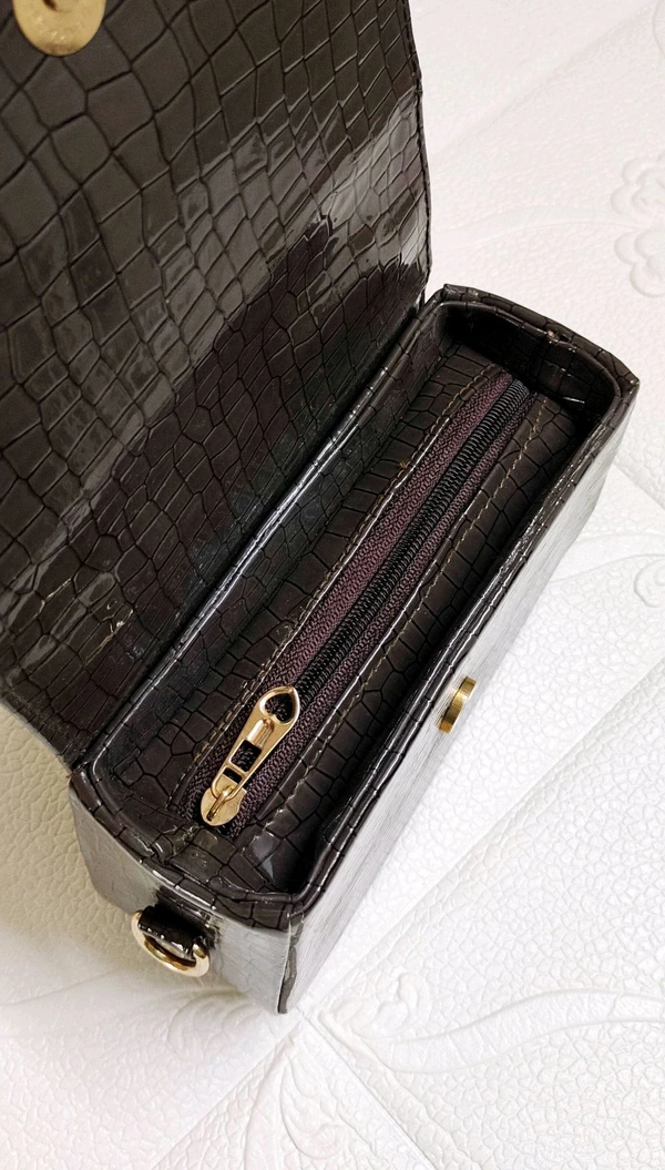 Stylish Croco Pattern Sling Bag - Black