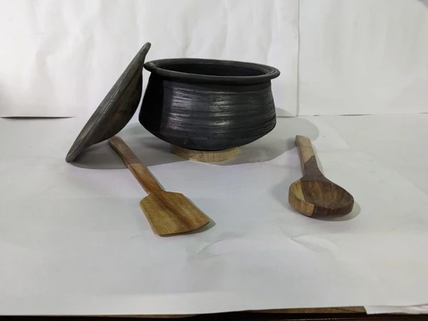 Black Cooking Bhagona 2 litres  With Wooden Accessories