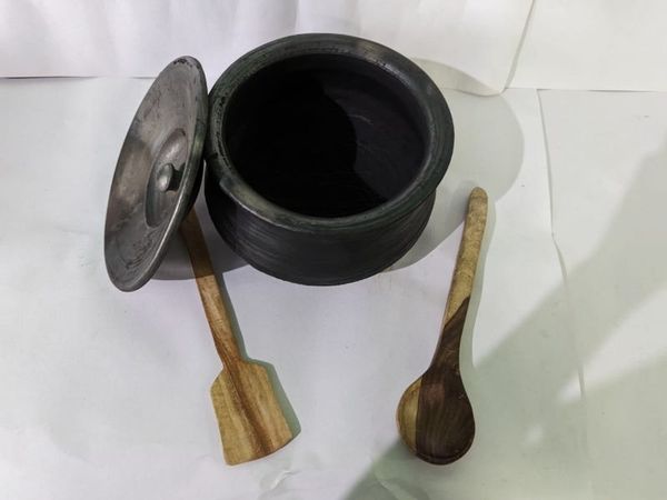 Black Cooking Bhagona Approx 4 Litres With Wooden Accessories