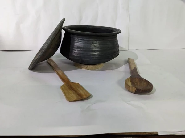 Black Cooking Bhagona Approx 4 Litres With Wooden Accessories