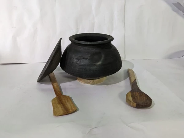 Black Cooking  Handi Approx 2 Litre With Wooden Accessories