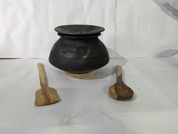 Black Cooking Handi Approx 4 Litres With Wooden Accessories