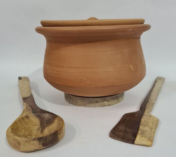 Red Cooking Bhagona (Approx 3 litre) With Wooden Accessories