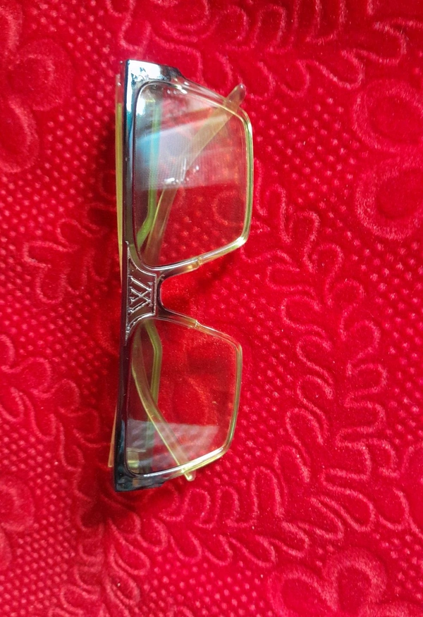 Glass Chhuta Pila