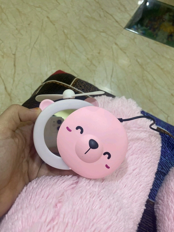 Travel Mini Carton Make Up/Mirror with LED Lights USB FanName: Travel Mini Carton Make Up/Mirror with LED Lights USB FanProduct Name: Travel Mini Carton Make Up/Mirror with LED Lights USB FanMaterial: PlasticNet Quantity (N): 1Shape: 