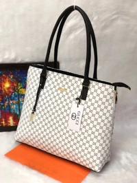 New Arrivals❤️*GUCCI * Hand BagDOUBLE PARTITION *It's Very Spacious, Stylish and it will Make a Women look More Elegant...*Walk Like a Boss Lady.. with this Masterpiece...*Fixed Leather HandlesTop Zipper Closures1 INSIDE ZIP POCKET 1 ZIP POCKET BACK SIDE - Brown, 13*12*4