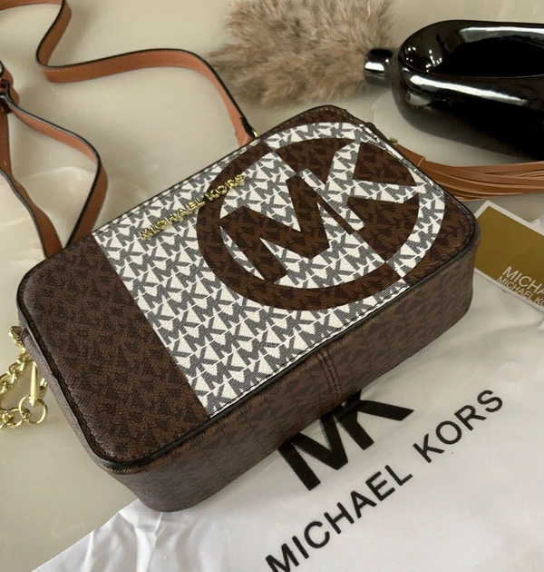 *MICHAEL KORS JET SET CAMERA CROSSBODY SLING - Brown, 9/6"