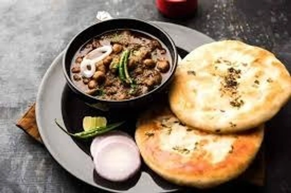 Chhole Kulche (2pc Kulcha)