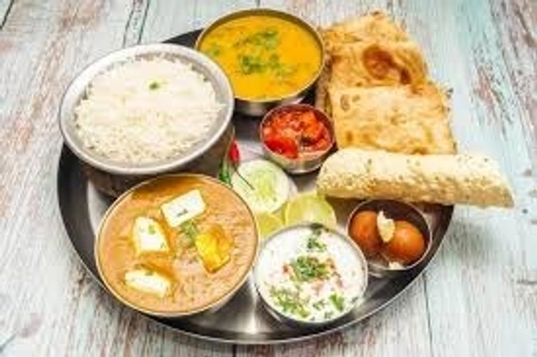 VEG THAALI (4PC ROTI+ RICE+PANEER SABJI+CHHOLE+SALAD+RAITA)