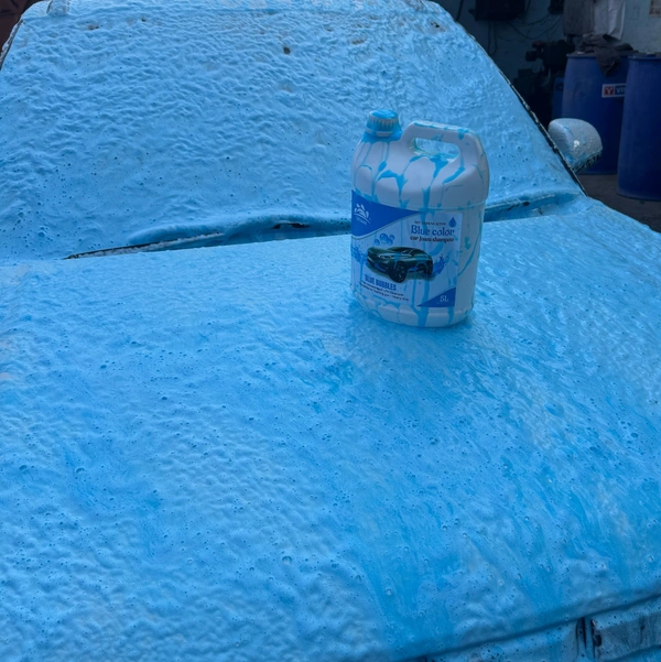 Uniwax Blue Foam Shampoo produces a thick, stable foam for superior cleaning. - 20 liter, Blue