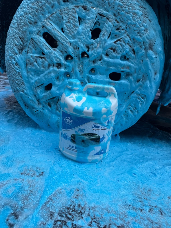 Uniwax Blue Foam Shampoo produces a thick, stable foam for superior cleaning. - 20 liter, Blue