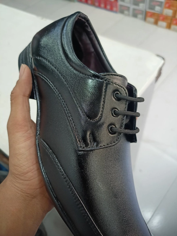 Traveller - Black, 9