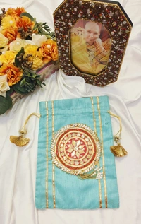 Jai Guruji Rakhi Potli- Guruji Swaroop Stand With Rakhi