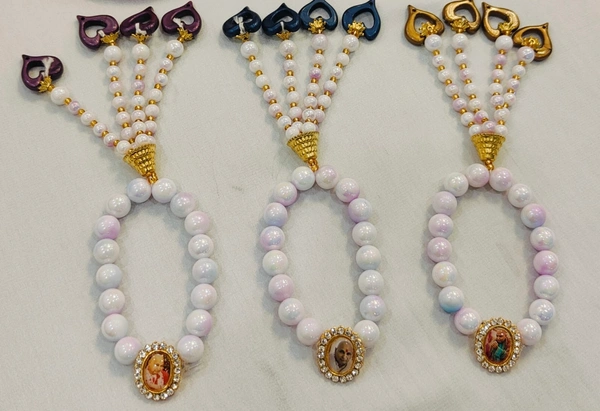 Guruji Bracelet With Hanging Single Piece - White, Free Size