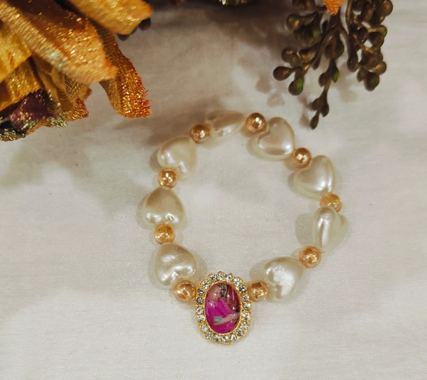 Jai Guruji Heart Bracelet  - White, Free Size