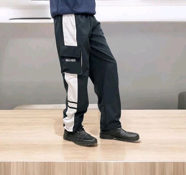 The Parachute Baggy Lower pants are a versatile and practical choice for casual wear - Xl