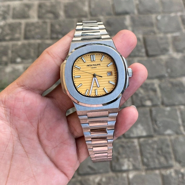 Analog Nautilus Non Comparable Original Japanese Battery Operated Machinery Watch - SRN2