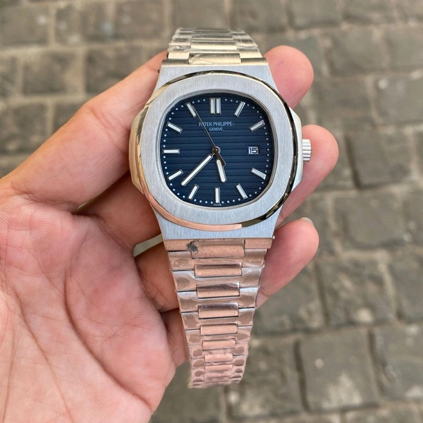 Analog Nautilus Non Comparable Original Japanese Battery Operated Machinery Watch - SRN3