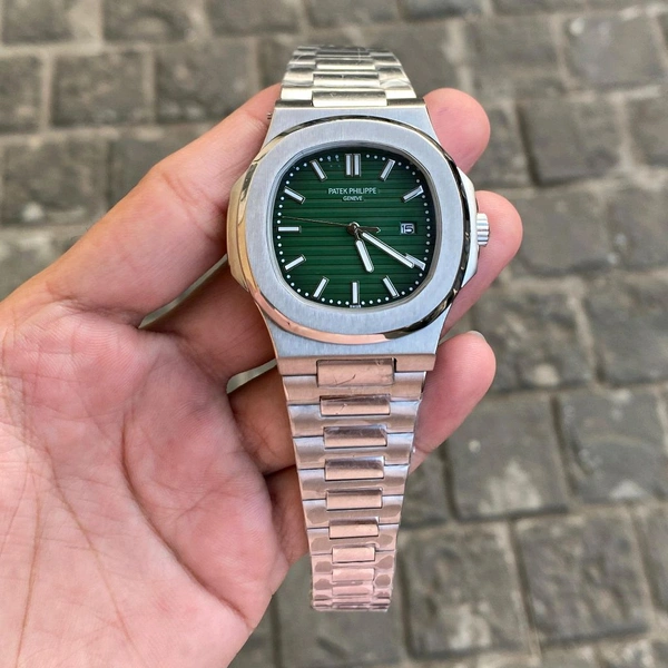 Analog Nautilus Non Comparable Original Japanese Battery Operated Machinery Watch - SRN4
