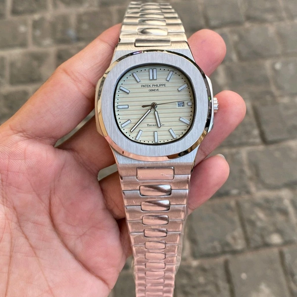 Analog Nautilus Non Comparable Original Japanese Battery Operated Machinery Watch - SRN5
