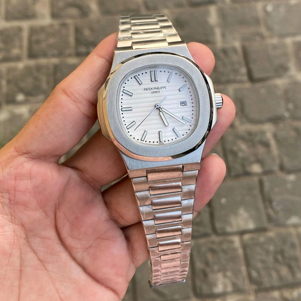 Analog Nautilus Non Comparable Original Japanese Battery Operated Machinery Watch - SRN6