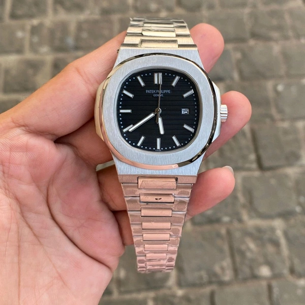 Analog Nautilus Non Comparable Original Japanese Battery Operated Machinery Watch - SRN7
