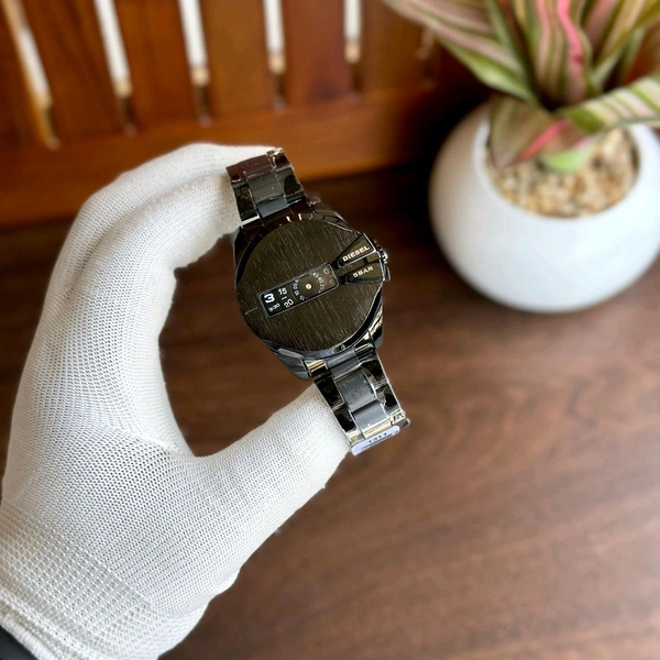 New Unique High Quality Analog Quartz Movement Watch With High Quality Strap Best finishing Body & Case - SRD2