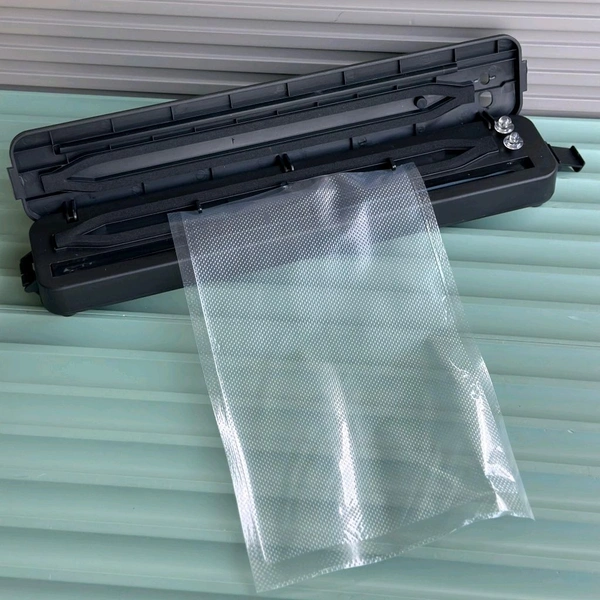 Vacuum Sealer Machine With 10 Pcs Bag, Automatic Hands-Free Air Sealing Machine, Smart 60Kpa Vacuum Sealer with Cutter Food Sealer for Food Preservation Convenient Storage Dry & Moist Food Modes (1 Set)