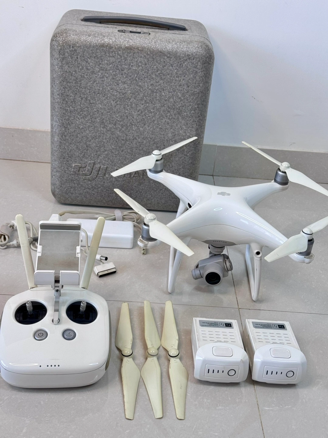 Dji phantom 4 pro (old - 98% condition) 