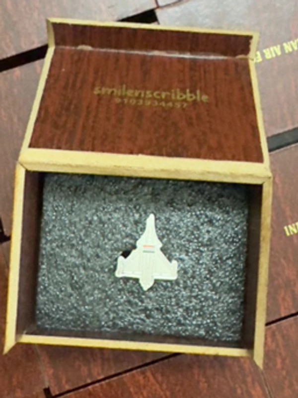 LAPEL PIN 	RAFALE AIRCRAFT WITH TRICOLOR