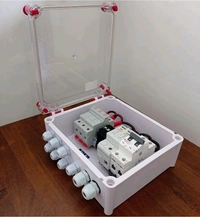 DCDB 3 in 1 Out 600V Inbuilt 3 x 20A Fuses, 600V SPD and MCB (3 Series/String x up to 12 Panels Max.) (with MCB, 3IN1 600V) - White, 1Kg, 26×28×11Cm
