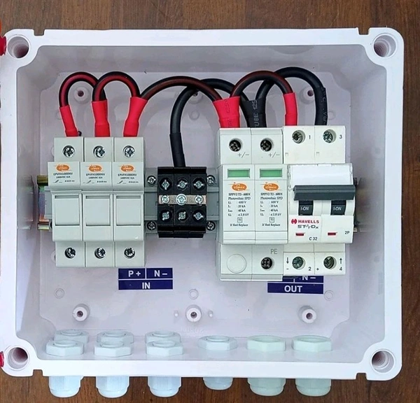 DCDB 3 in 1 Out 600V Inbuilt 3 x 20A Fuses, 600V SPD and MCB (3 Series/String x up to 12 Panels Max.) (with MCB, 3IN1 600V) - White, 1Kg, 26×28×11Cm