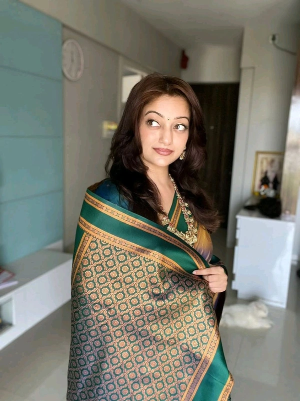 Narayan Border  Soft Silk Sarees Premium Two Tone Fabric Saree ✨