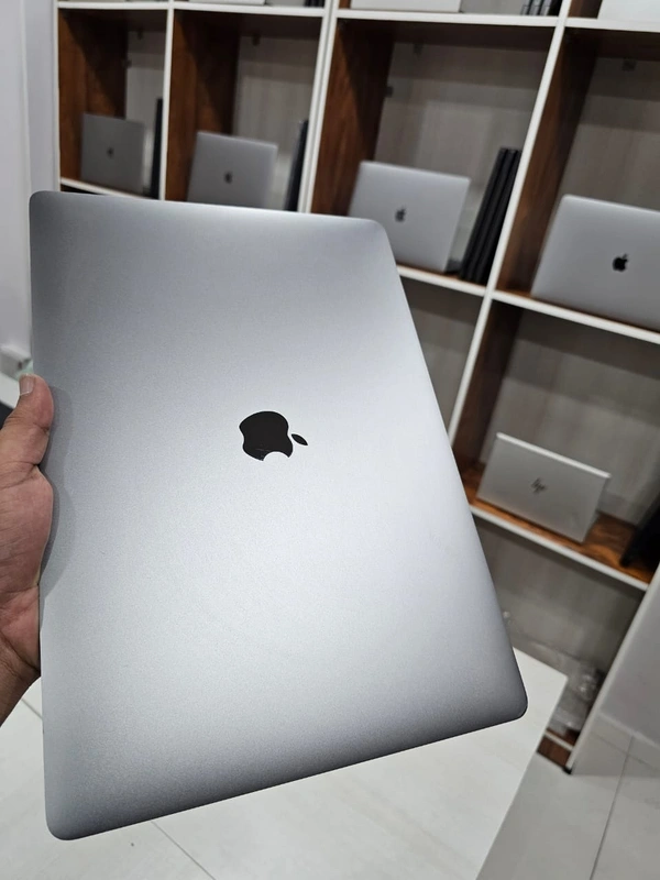 SKU-0454/ CORE I7/ 4 GB GRAPHICS/ 2017/ MAC BOOK PRO A1707/ Business Series Laptop/ (CORE I7/ 8 GB/ 256 GB SSD/ HD Webcam/ Backlit KB/ 15" Ratina Display/  Mac OS /Backlit/ Touch Bar KB/  Adapter ( Import A++ )