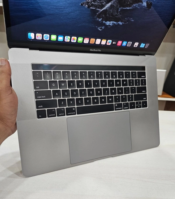 SKU-0454/ CORE I7/ 4 GB GRAPHICS/ 2017/ MAC BOOK PRO A1707/ Business Series Laptop/ (CORE I7/ 8 GB/ 256 GB SSD/ HD Webcam/ Backlit KB/ 15" Ratina Display/  Mac OS /Backlit/ Touch Bar KB/  Adapter ( Import A++ )