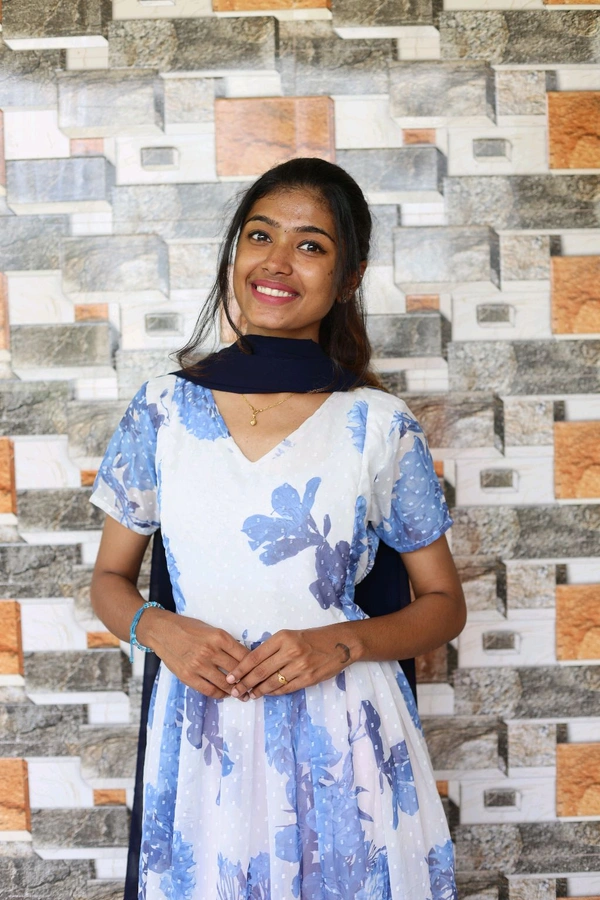 Pearl Petals-Feeding Kurti With Shawl - White, Xl