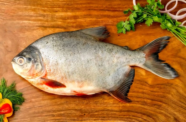 Roopchand Fish - (700 gm to 1kg) Ice
