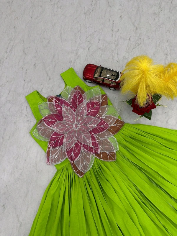 *👗Frock👗*
*Fabric:-* Parampara Silk
*Work:-* Fancy Flowers Cutting Pasting Work - Xl To Xxl