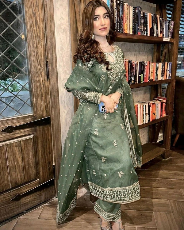 ❤️💐*ENHANCE THE BEAUTY OF YOUR WARDROBE WITH THIS NEWLY LAUNCHED KURTI-PLAZZO SET*💐❤️ - M