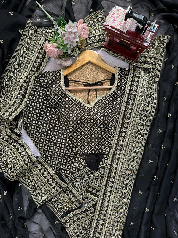 ✨ Designer Saree – Elegance Redefined 