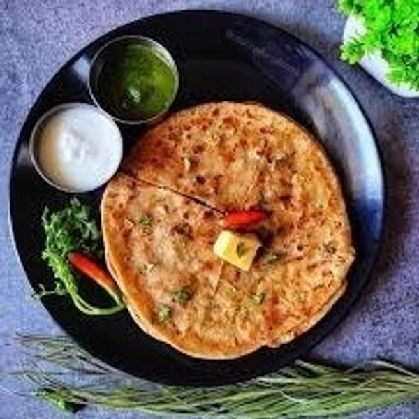 Aloo Pyaaz Paratha (2 parathas + dahi + chutney)